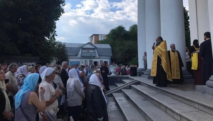 Верующие УПЦ помолились о прекращении гонений на УПЦ. Фото: bilatserkva.church.ua