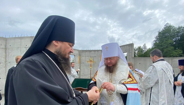 Митрополит Феодосий освятил закладку храма в православной гимназии Черкасс