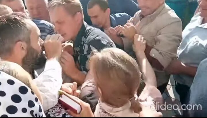 Сторонники ПЦУ не давали верующим даже подойти к храму. Фото: скриншот видео группы «Шумщина православная» на Facebook