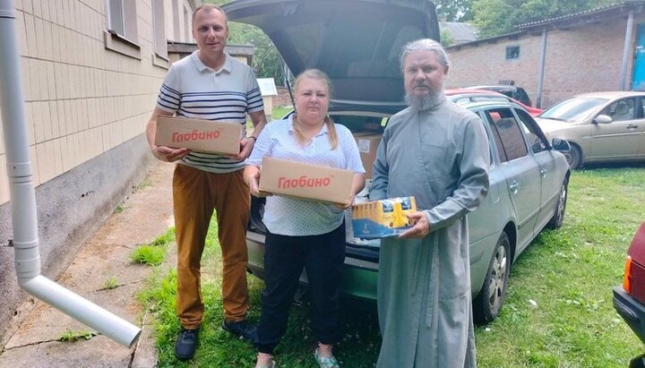 Отец Михаил с прихожанами привезли гостинцы раненым. Фото: Facebook-страница Полтавской епархии