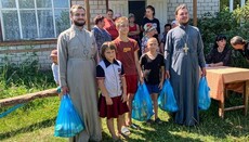 Клирики Житомирской епархии УПЦ передали продукты переселенцам