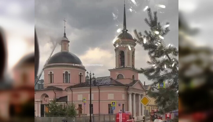Пожар в храме в центре Москвы. Фото: скриншот видео Telegram-канала «Новости Москвы»