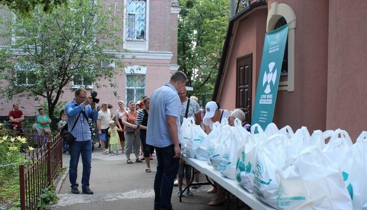 Представители «Фавора» раздали продукты переселенцам, проживающим в Киеве. Фото: Telegram-канал фонда