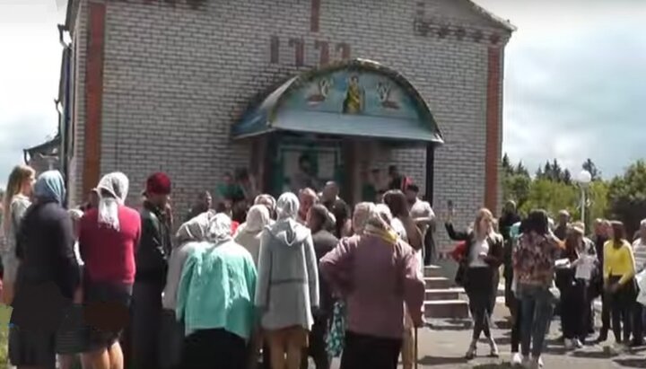 Жители села Белополь провели собрание о переводе общины УПЦ в ПЦУ. Фото: скриншот с видео на Youtube-канале ТРК «Аверс»