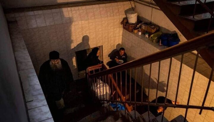 По словам митрополита Арсения, жители Лавры укрываются от обстрелов в подвалах. Фото: donpress.com