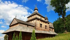 В Украину доставили специальные огнетушители для защиты деревянных храмов
