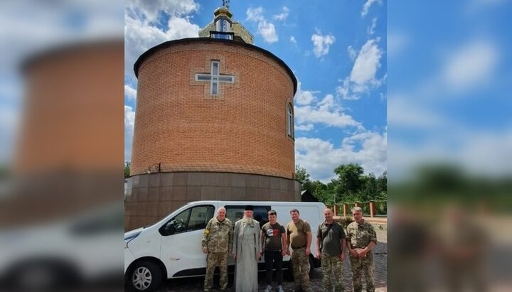 Верующие УПЦ купили для украинской армии автомобиль. Фото: ovruch.church.ua