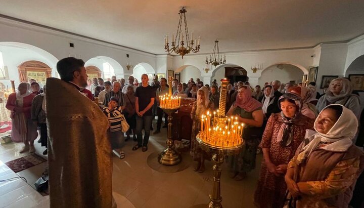 В храме Винницы, пострадавшем от ракетного удара, возобновили богослужения