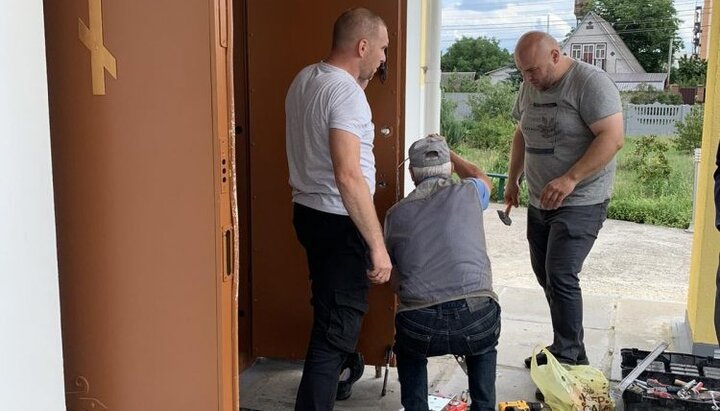 OCU raiders seize UOC church with the help of authorities in vlg Dmytrivka