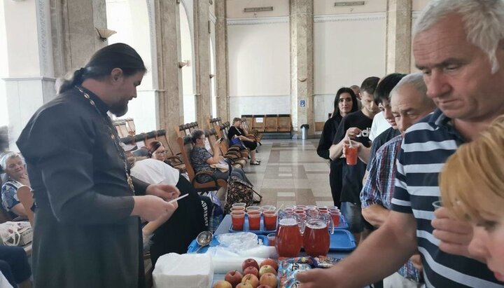 UOC clerics and volunteers feed 200 refugees at Odessa railway station