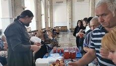 UOC clerics and volunteers feed 200 refugees at Odessa railway station