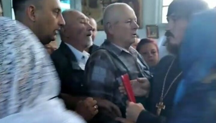 OCU activists force priests and parishioners out of UOC church in Lubyanka