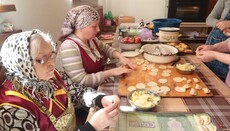 Прихожане собора УПЦ в Каменце-Подольском ежедневно кормят сотни беженцев