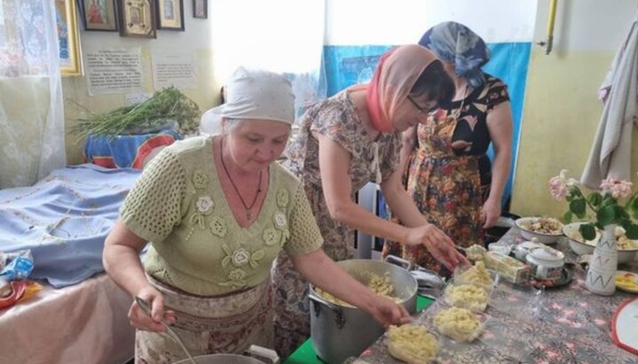 В Харькове верующие УПЦ готовят еду для нуждающихся. Фото: Facebook-страница Харьковской епархии