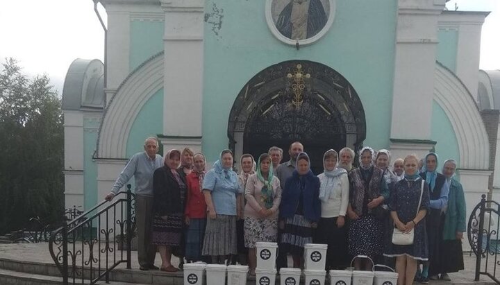 Верующие УПЦ в Славянске получили благотворительные продуктовые наборы. Фото: Telegram-канал Церковь помогает