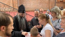 Митрополит Варсонофій передав переселенцям допомогу від фонду «Мир Вам»