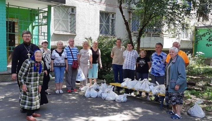 Жители Салтовки получили продуктовые наборы от Владимирского храма УПЦ. Фото: eparchia.kharkov.ua