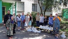 В Харькове клирики УПЦ раздали продукты жителям города и переселенцам