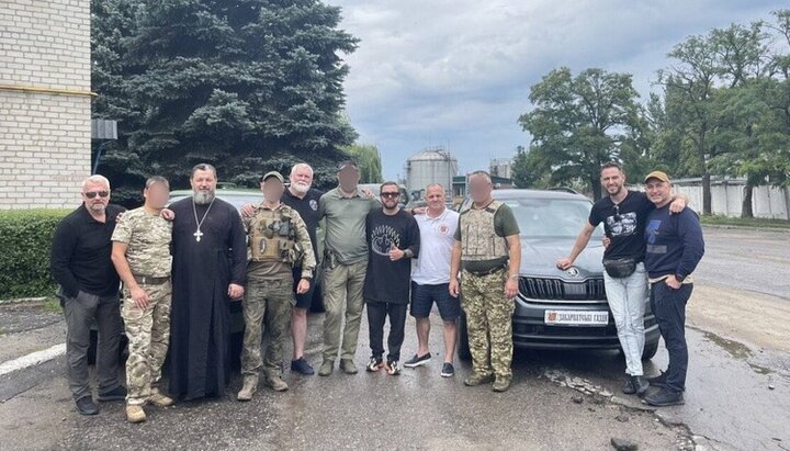 Клірик Полтавської єпархії передав автомобіль в зону бойових дій