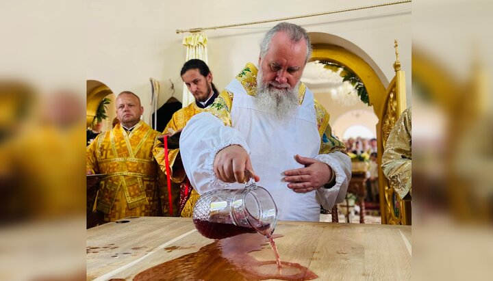 Митрополит Феодор освятил престол. Фото: m-church.org.ua