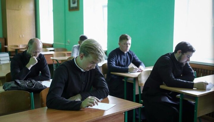 У абитуриентов Киевских духовных школ начались вступительные экзамены. Фото: orthodox.cn.ua