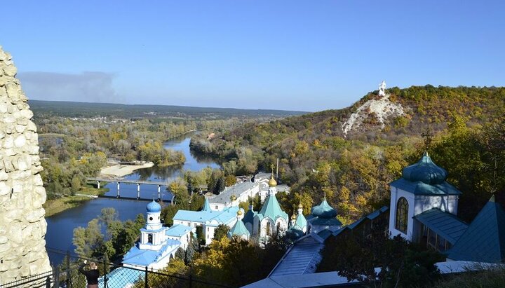 На памятнике возле Святогорской лавры установили флаг Украины