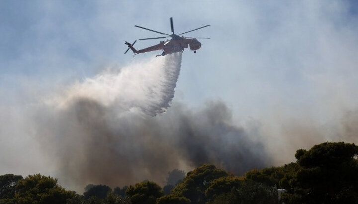 Пожар на Афоне тушат при помощи авиации. Фото: orthodoxianewsagency