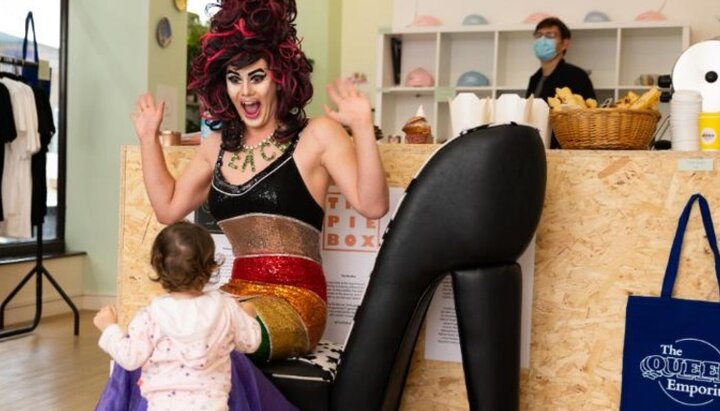Трансвестит Сэмьюэл в роли Аиды Эйч Ди на встрече с детьми. Фото: CNN