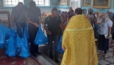 В Лисичанске клирики УПЦ раздали гумпомощь местным жителям