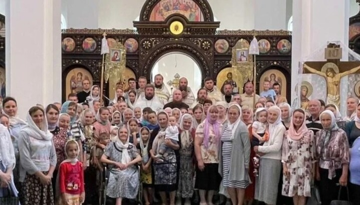 Отец Владимир с прихожанами своего храма. Фото: news.church.ua