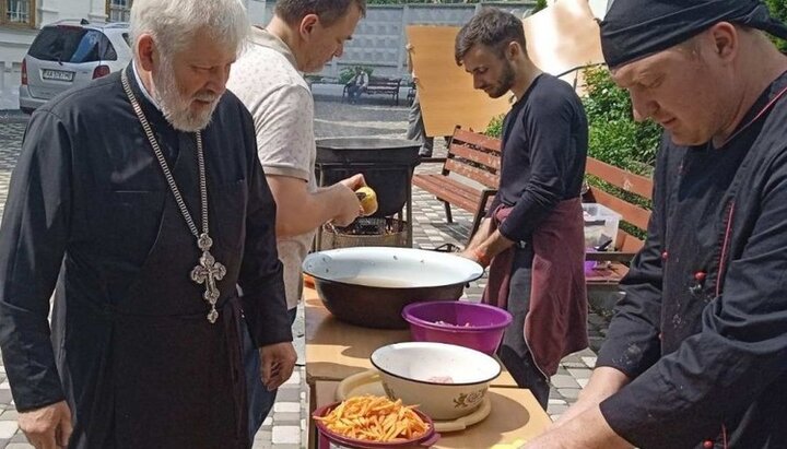 При Вознесенском храме в Голосеевском районе Киева готовят горячие обеды для раненых бойцов. Фото: mitropolia.kiev.ua