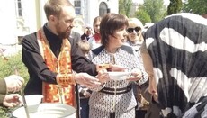 Клирики УПЦ раздали жителям Харькова продукты и горячие обеды