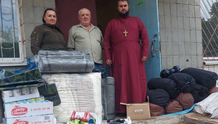 Клирики УПЦ передали гумпомощь украинским военнослужащим. Фото: Telegram-канал Церковь помогает