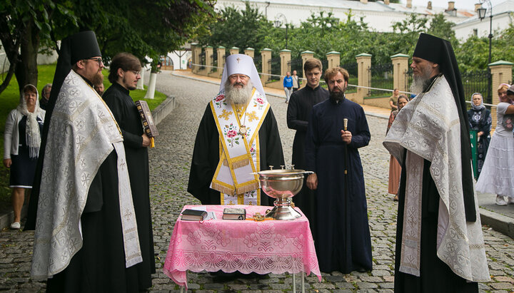 Митрополит Павел возглавил молебен и чин освящения меда. Фото: lavra.ua