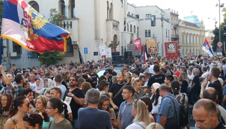 Массовая акция против гей-парада в Белграде. Фото: danas.rs