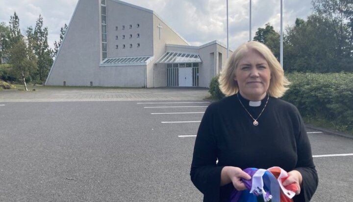 В Ісландії невідомий зірвав прапор ЛГБТ з церкви, пастор засудила вчинок