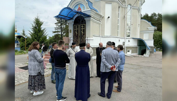 Прихожане Покровского храма в селе Бобрица пытаются отстоять свой храм. Фото: СПЖ