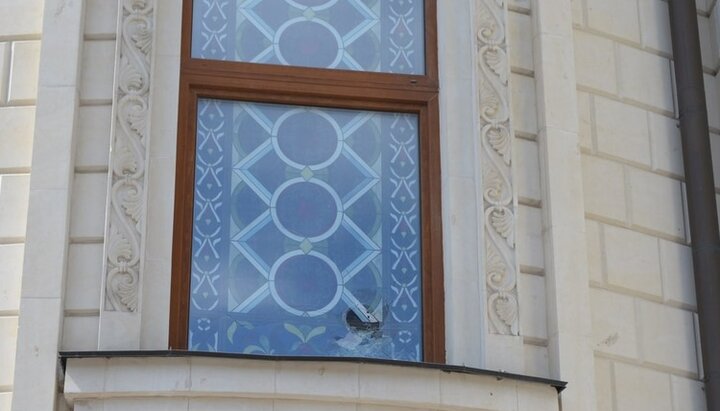 Разбитое окно в Богоявленском кафедральном соборе. Telegram-канал Приходько РИКФото: 