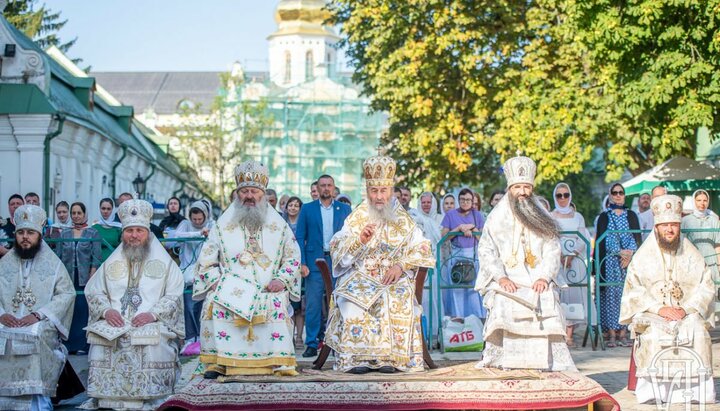 Блаженнейший совершил литургию на площади в Киево-Печерской лавре. Фото: news. church.