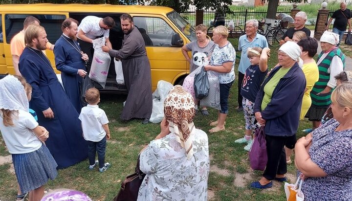 Духовенство Бориспольской епархии оказывает помощь жителям сел. Фото: boryspil-eparchy.org