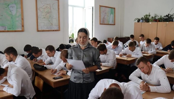 Абитуриенты сдают экзамены в Почаескую духовную семинарию. Фото: news.church.ua