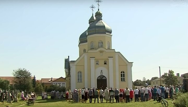 In Kamenka, OCU members slander UOC priest and prepare to seize his church