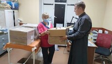Клірики Ізюмської єпархії передали медикаменти до міської лікарні