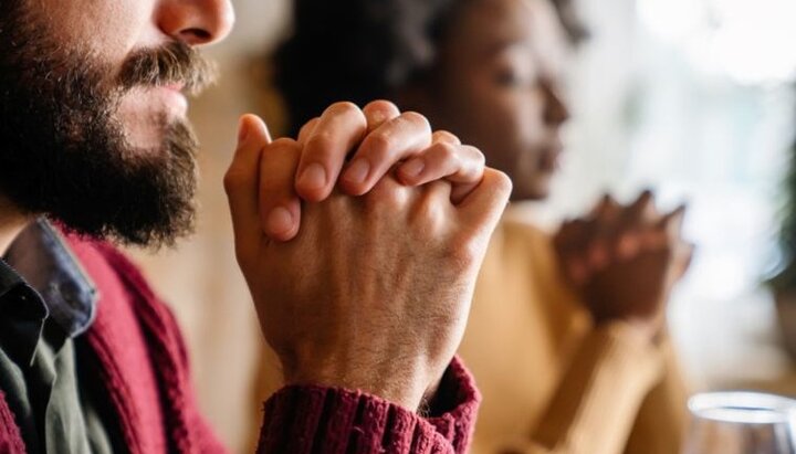 Молодые британцы молятся чаще, чем представители старшего поколения. Фото: Getty/iStock