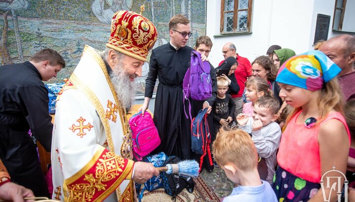 Дети из семей переселенцев получили школьные портфели из рук Блаженнейшего. Фото: news.church.ua