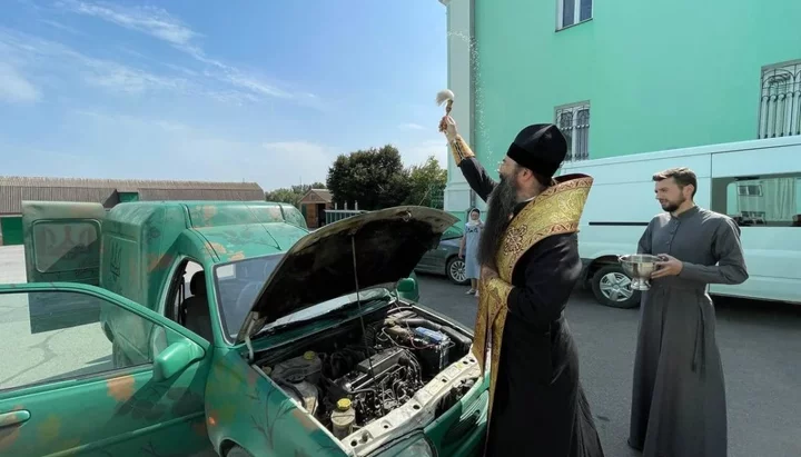 Перед отправкой автомобиля на фронт автомобиль освятил правящий архиерей Винницкой епархии. Фото: епархиальная пресс-служба