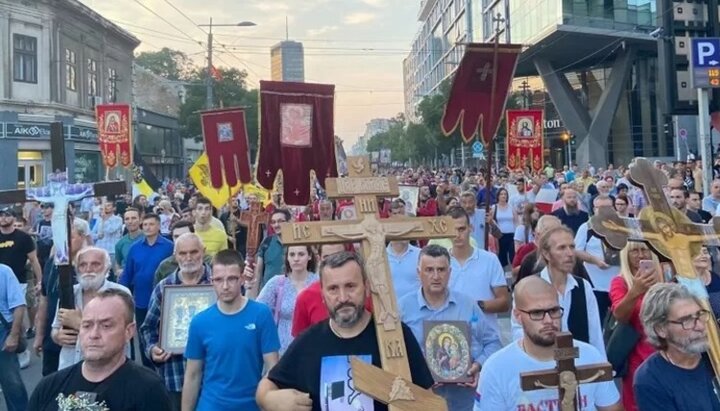 В Белграде тысячи людей требуют отмены гей-парада. Фото: bbc.com