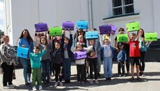 Фонд «Фавор» передал школьные наборы детям переселенцев в Белой Церкви