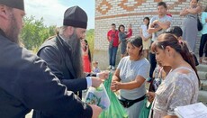 Митрополит Варсонофій передав переселенцям допомогу фонду Предстоятеля УПЦ