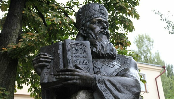 Памятник Петру Могиле во дворе КДАиС. Фото: Kiev-photo
